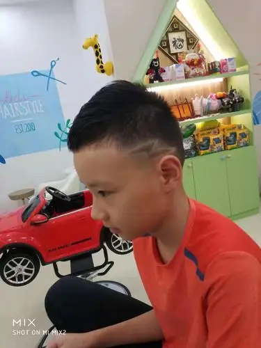 男孩发型闪电造型_发型图片