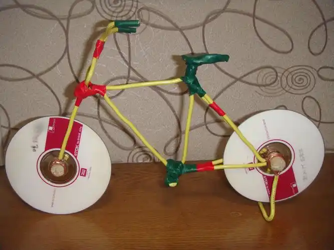 我的环保小制作——光盘自行车