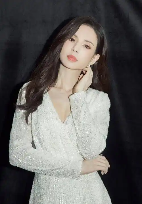 李若彤越活越年轻,54岁穿白色"亮片"连衣裙,身姿挺拔好气质_服装_漂亮