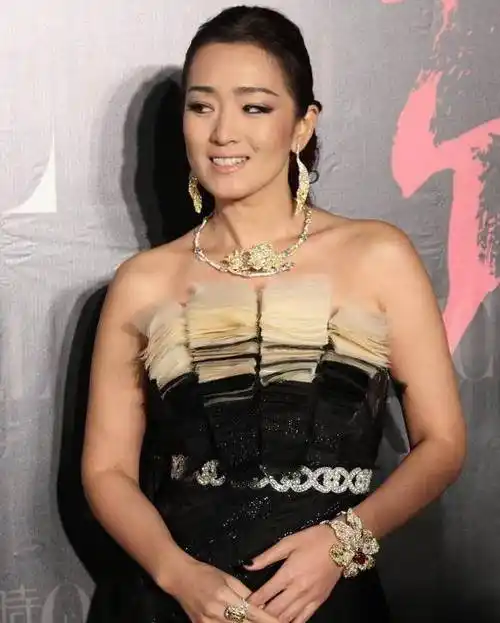 巩俐56岁穿搭尴尬,镂空衬衫几乎不合身,赘肉清晰可见!_时尚_身材_照片