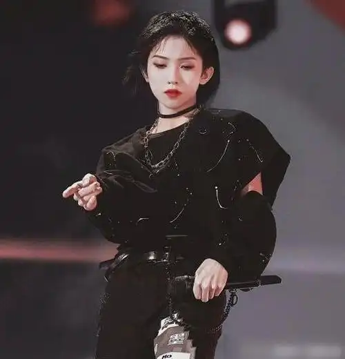 笑容非常漂亮,据说他和刘宇还曾经穿着女装在营内转了几圈,也太可爱了