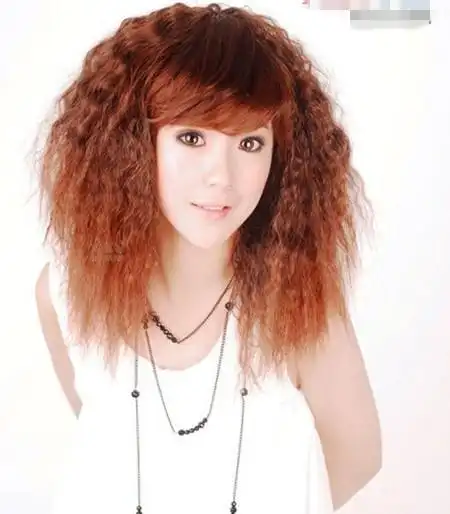 女生最新齐肩玉米烫发型图片