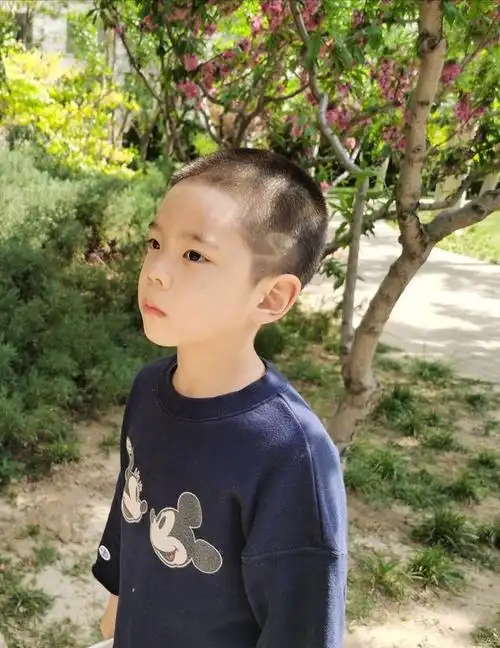 杜江晒儿子近照,嗯哼已长成阳光美少年了,换了新发型又刚又帅
