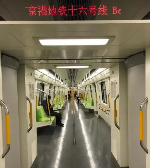 运行中的北京地铁16号线的列车