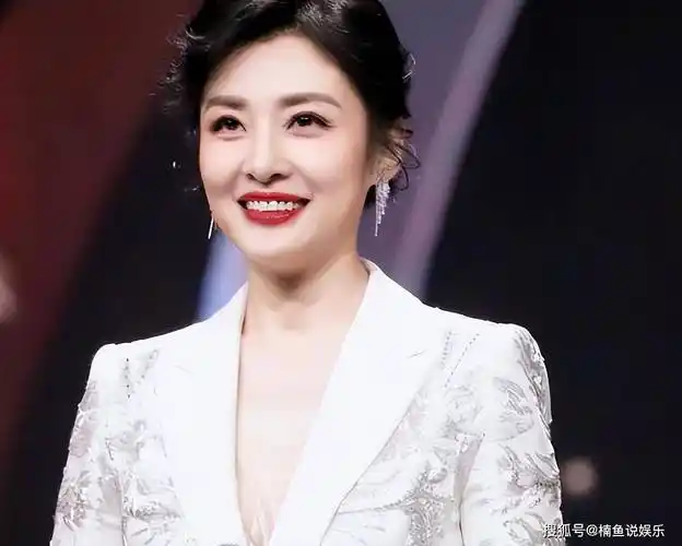 周涛是央视"最美主持",与董卿斗了半辈子,如今却过得让人羡慕