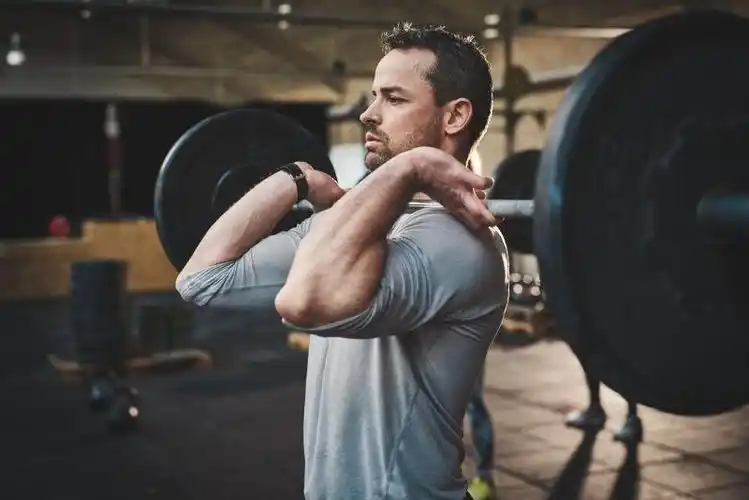 力量健身的小组图片-在健身的帅哥与美女素材-高清图片-摄影照片-寻图