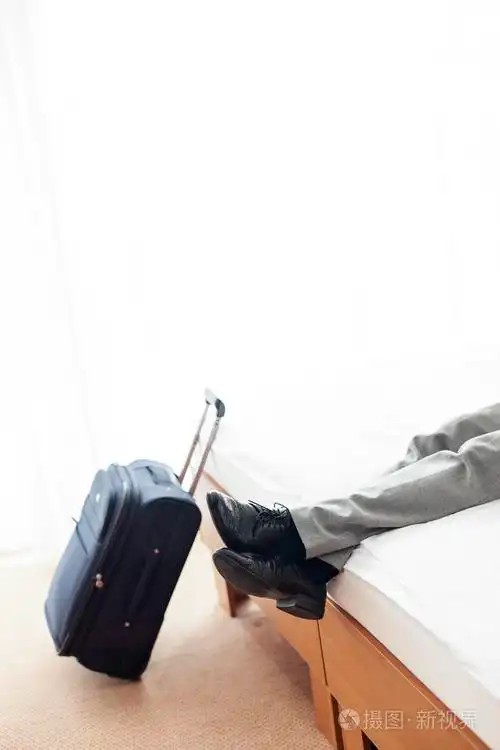 在酒店房间里的床上躺着的男人