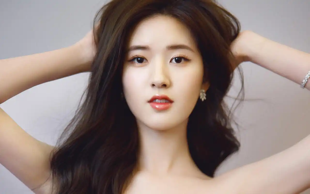 赵露思性感抹胸粉裙桌面壁纸