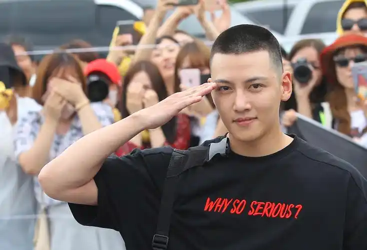 演员池昌旭顶板寸头入伍服役