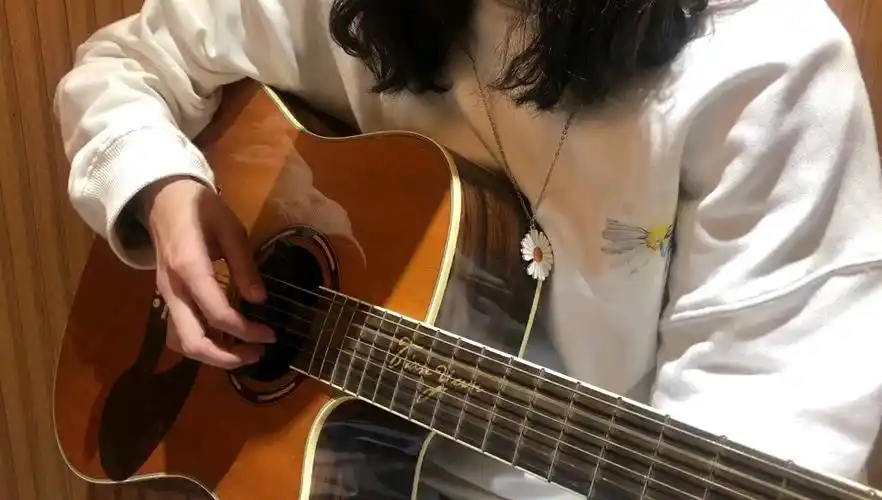 小姐姐吉他弹唱陈奕迅《好久不见》,爱了爱了