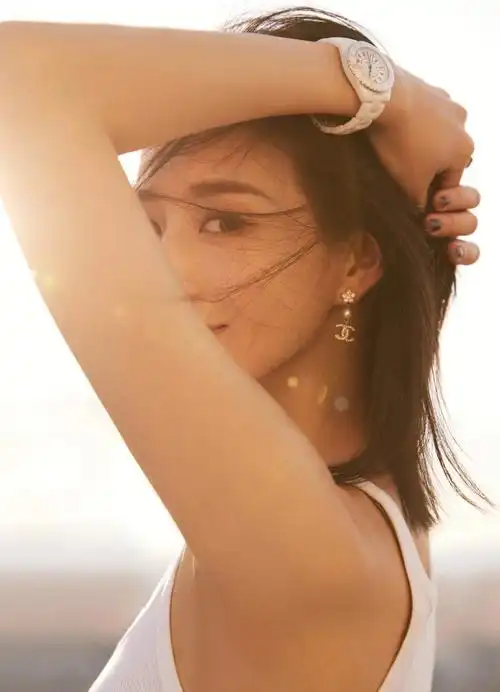 短发女生这样拍杂志感写真太美了