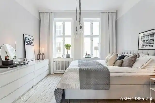 关于卧室设计,貌似我们一直觉得床对面都是挂电视的,下方再放个电视柜