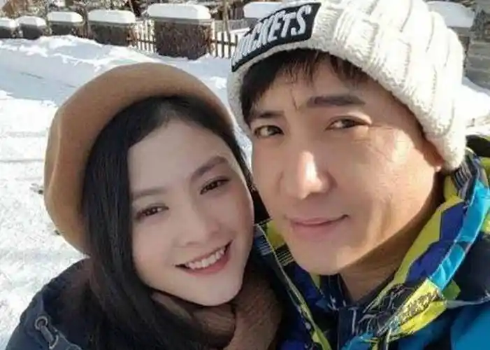 33岁首登舞台演小品走红,36岁演"夏洛"成名,老婆王琦也是演员_沈腾