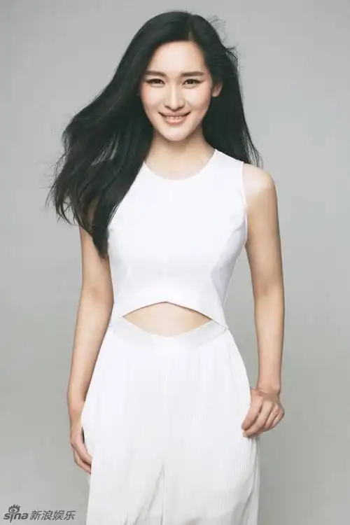 组图:刘银银亲和与萌宠合照 笑容杀朝气满分_高清图集_新浪网