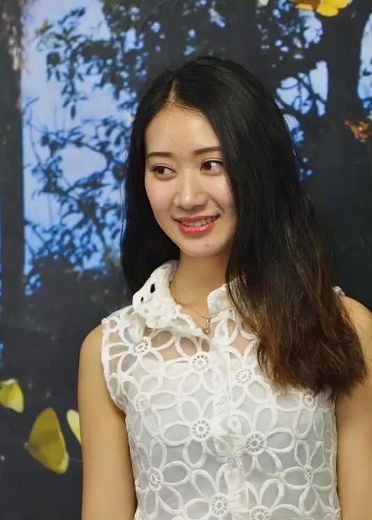 石家庄公园街拍美女样子很可爱