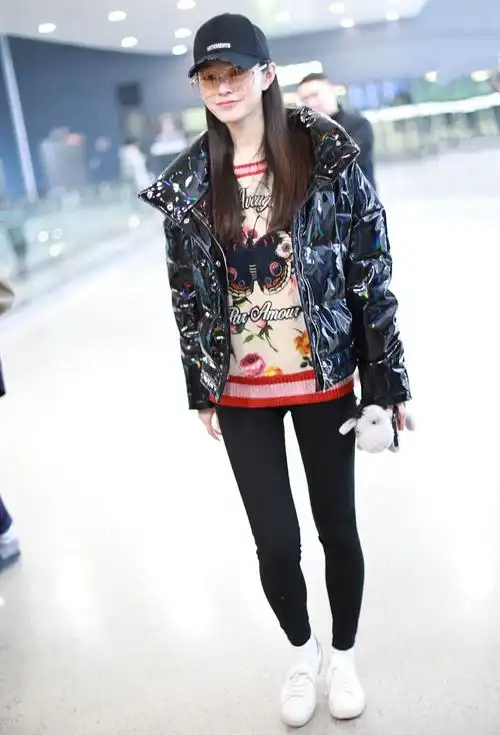1/ 12 近日,宋轶现身上海机场,身穿亮面短款羽绒服,下搭修身黑色打底