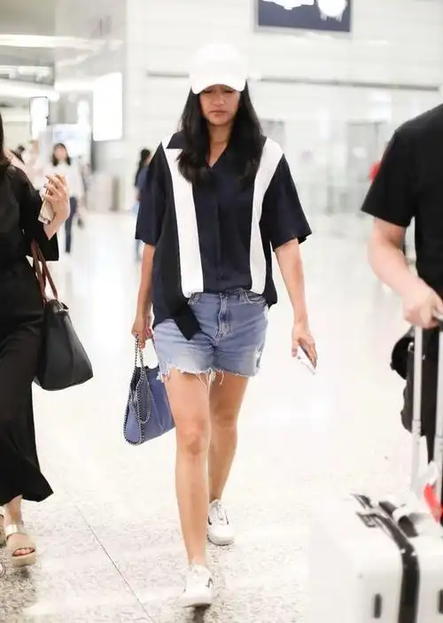 49岁瞿颖身材发福穿真丝睡袍裙很遮肉为秀腿还刻意摆拍