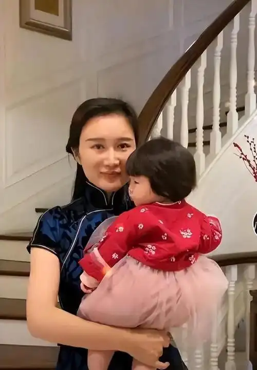 42岁妻子杜星霖官宣怀四胎|爱情|幸福|家庭生活|电影导演_网易订阅