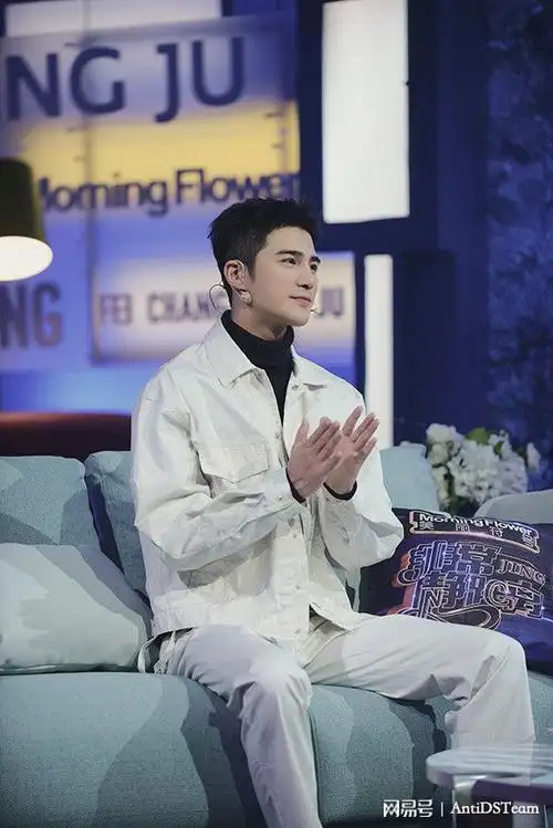 从初代偶像组合成员到广获赞赏的演员,再到厨艺颇精的"家庭妇男",姜潮