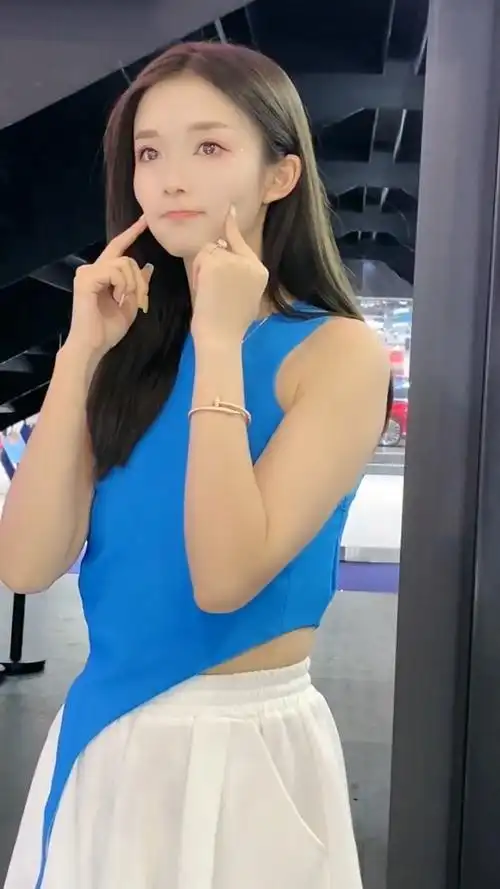 李凉凉:想不想捏一下?