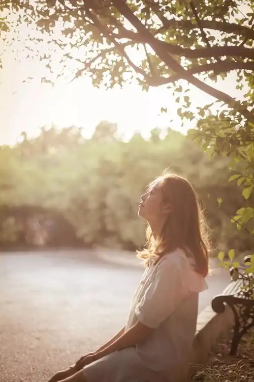 时候,让妹子背对太阳,摄影师冲着光线射来的方向拍摄,就是逆光拍摄了
