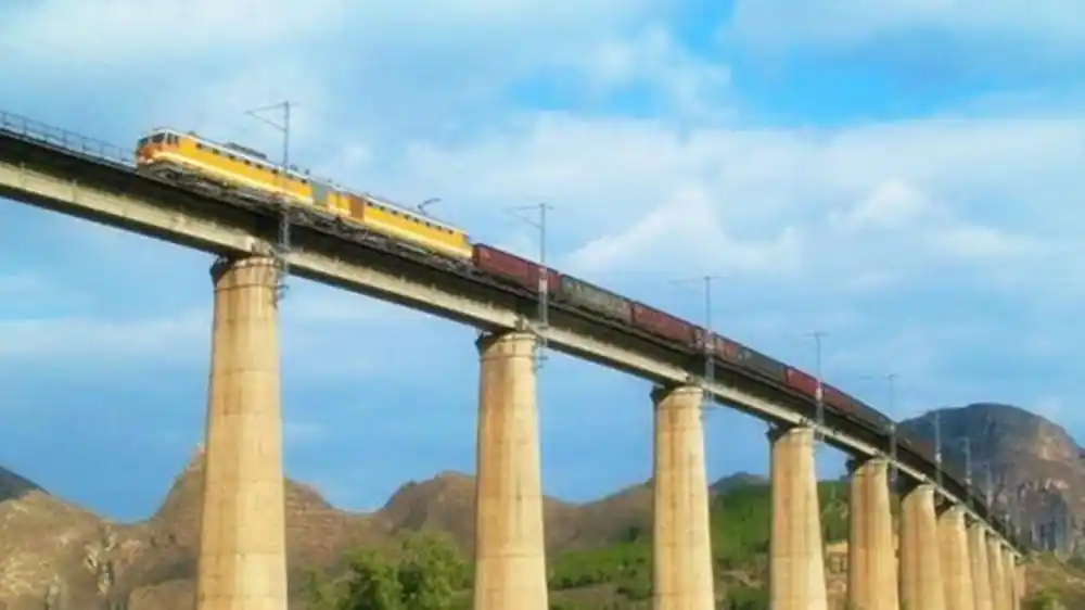 这座铁路大桥叫做龙骨甸桥,这座桥历史相对悠久,建成于上个世纪70年代
