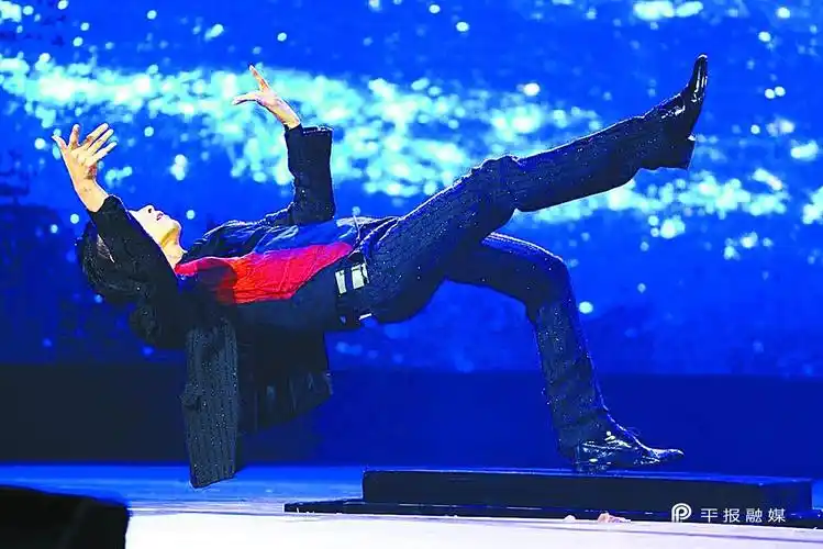 赵庄魔术艺人表演魔术《平衡术》