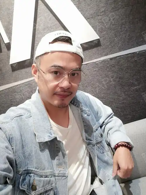 一心想要做个潮大叔,棒球棒 牛仔服 异形眼镜,这是基础搭配.