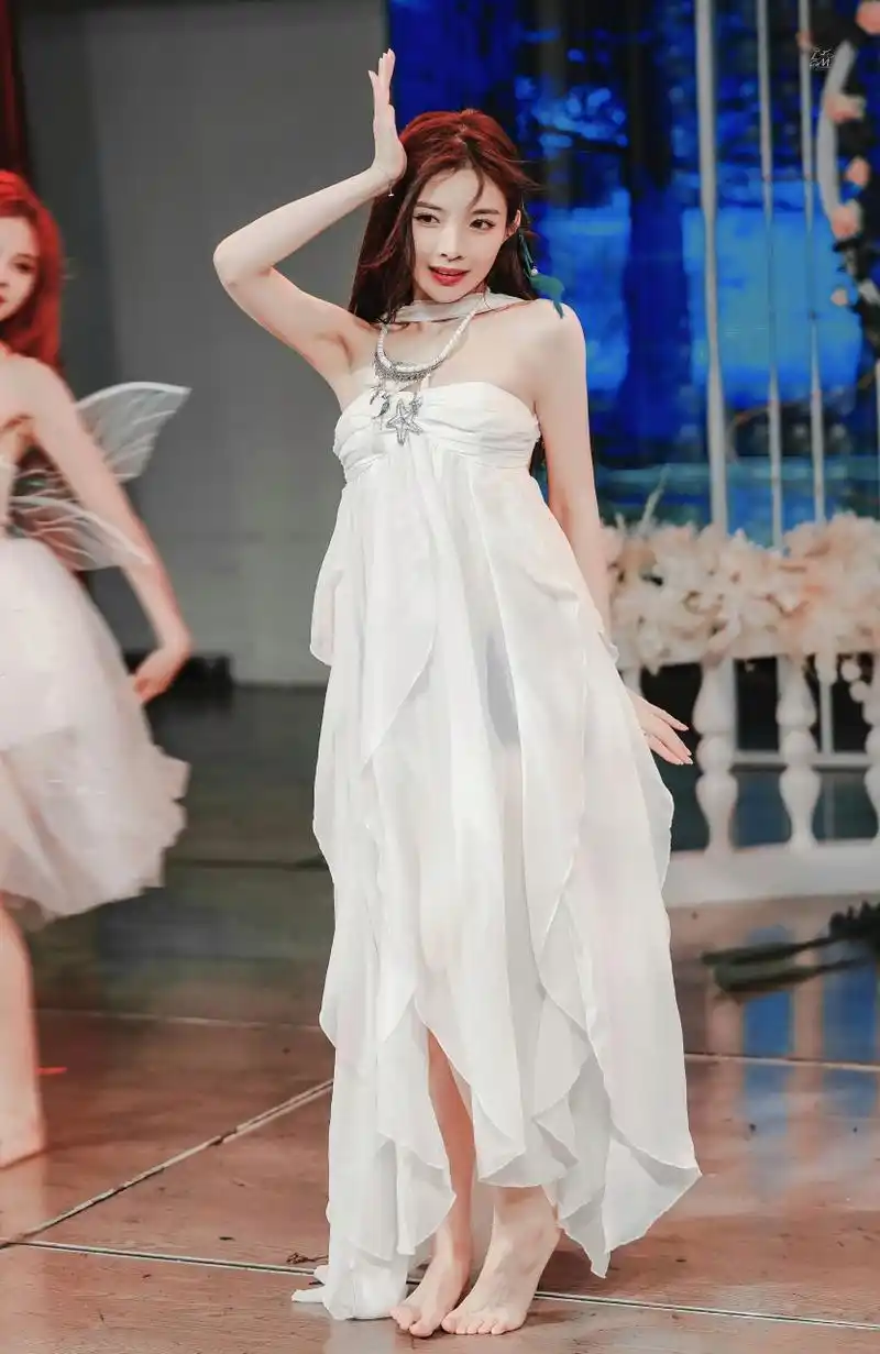 许杨玉琢舞台光脚照,2014年,许杨玉琢成为snh48三期生,同年以公演