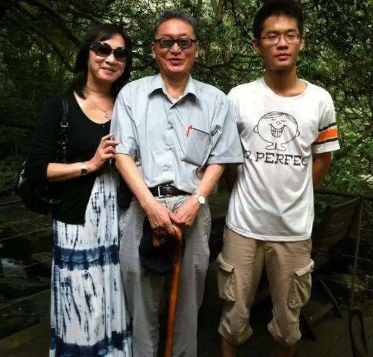 李敖与王小屯1992年结婚,拜见年龄比自己还小的岳父母:深鞠一躬