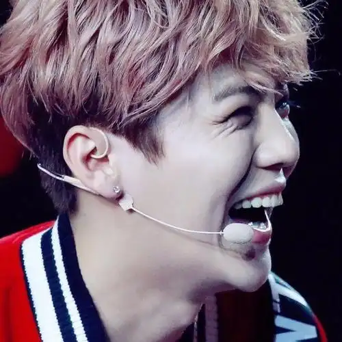 主题:这颜值当明星是闹着玩呢吧?·[9]收藏该贴已收藏