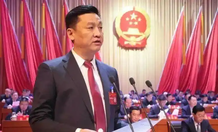 邹城市人民政府市长杜庆节同志作政府工作报告全体起立,奏唱国歌!