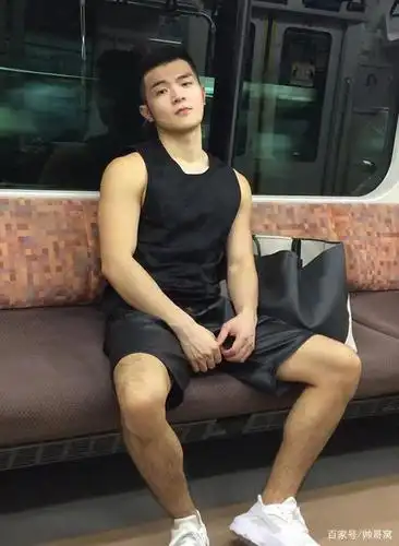 有点络腮胡子的健身达人是不是每个拥有好身材的男人都喜欢自拍