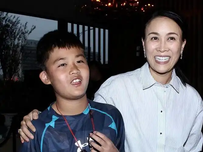 回顾那英:被前任欺骗感情未婚先孕,如今和儿子被孟桐宠成宝