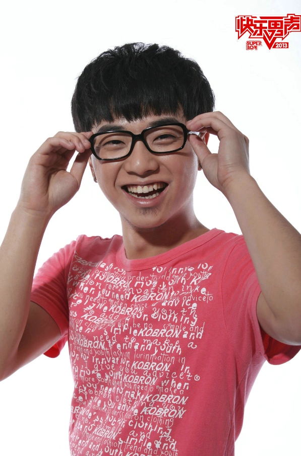 华晨宇陷整容风波旧照公开似认不出看起来就像两个人