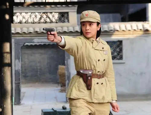 齐芳饰演八路军女政委江岱云