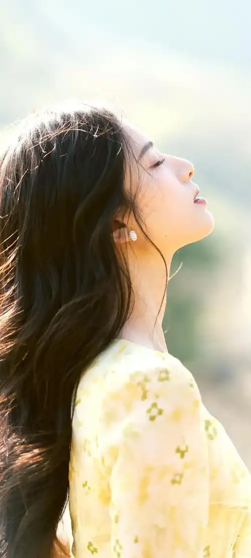 美女系列壁纸第185期的主角,张婧仪,以其独特的魅力,成为了无数人心中