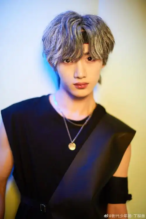 丁程鑫 银发主舞翻跳破风##丁程鑫 战损造型翻跳英雄