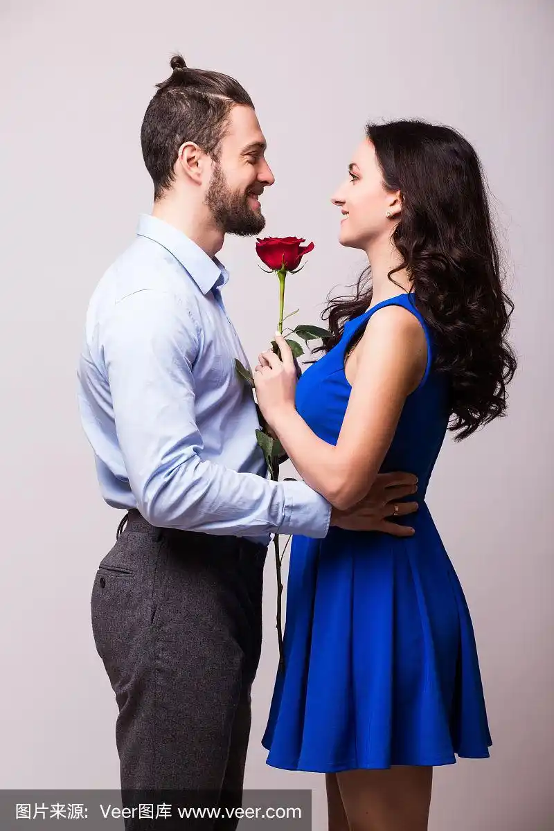 微笑的白人女人拥抱她的男朋友.面对面.