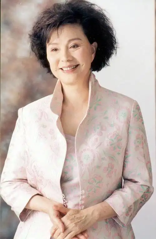 现在大家分享穿搭,一般都是分享年轻的女明星的穿搭,但我觉得经得起