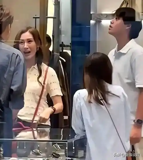 李嘉欣姐姐在上海参加继子婚礼,被敬茶笑不拢嘴,15岁儿子罕露脸