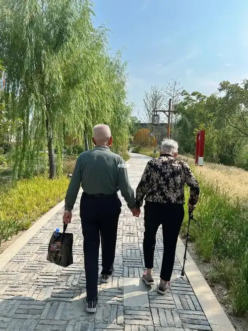 我的爷爷奶奶风风雨雨一起走过,90岁的老夫妻平淡生活中的浪漫95慕