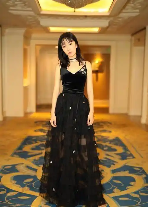 原创30岁的娄艺潇一袭蓝色百褶裙,时尚优雅迷人,网友:小仙女本仙_设计