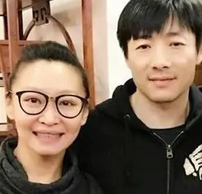 原来祖峰的老婆是她,难怪演技那么好,深得真传啊