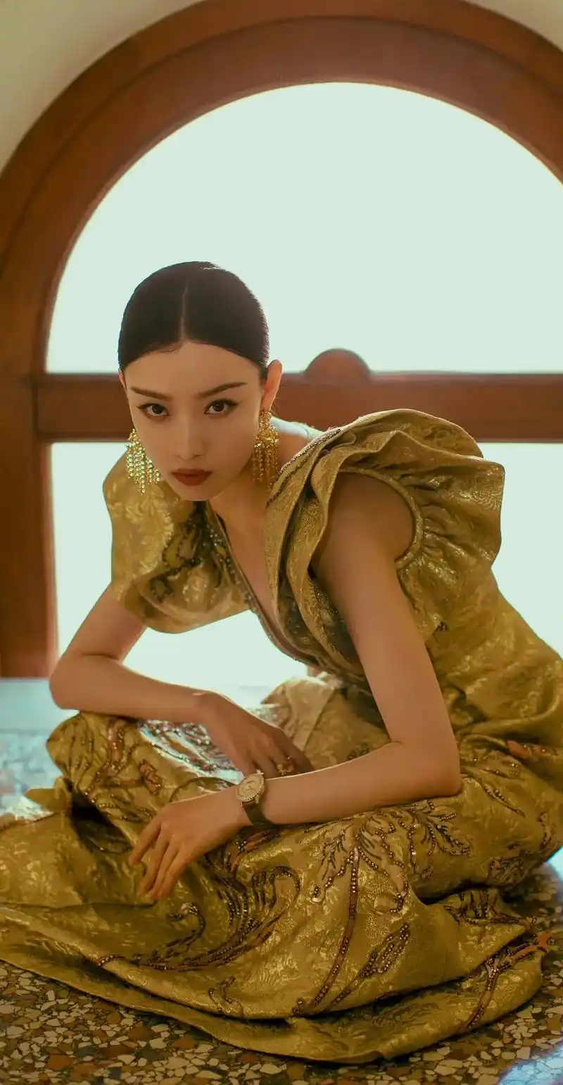 倪妮金色深v礼服穿搭,性感热辣,魅力十足
