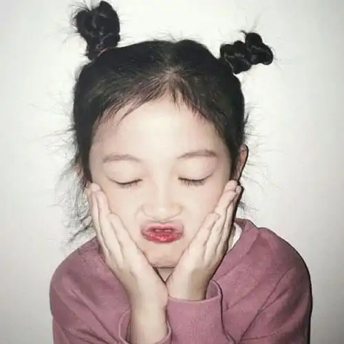 双丸子噘嘴萌妞