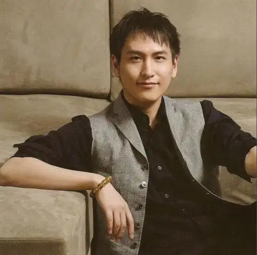 "九亿少女的梦"汤珈铖恋爱了?贵公子配名媛:有钱人终成眷属