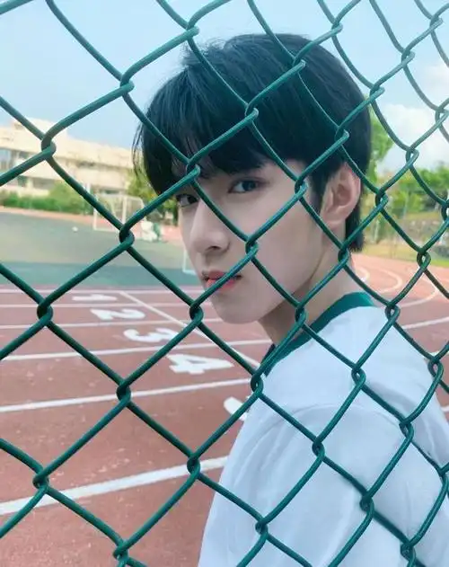 刘耀文不像15岁的男孩熟男皮衣也轻松驾驭根正苗红潜力无限