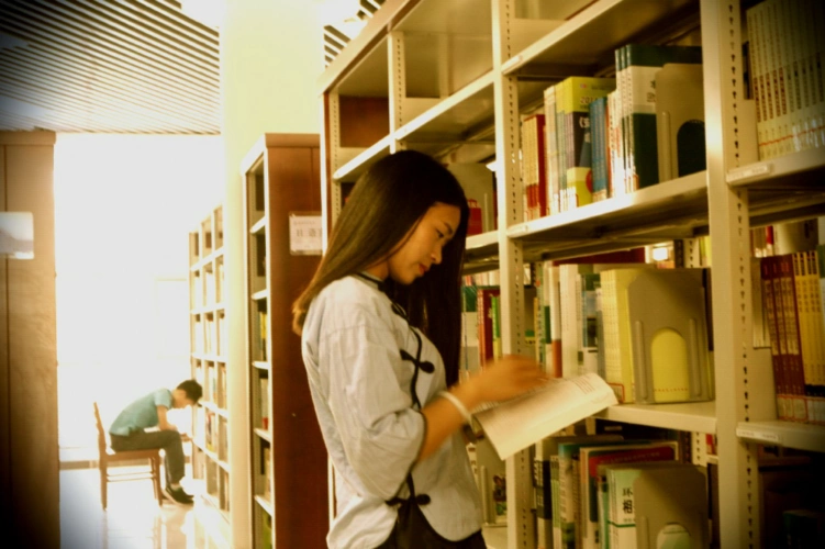 长发飘飘的安静读书女子