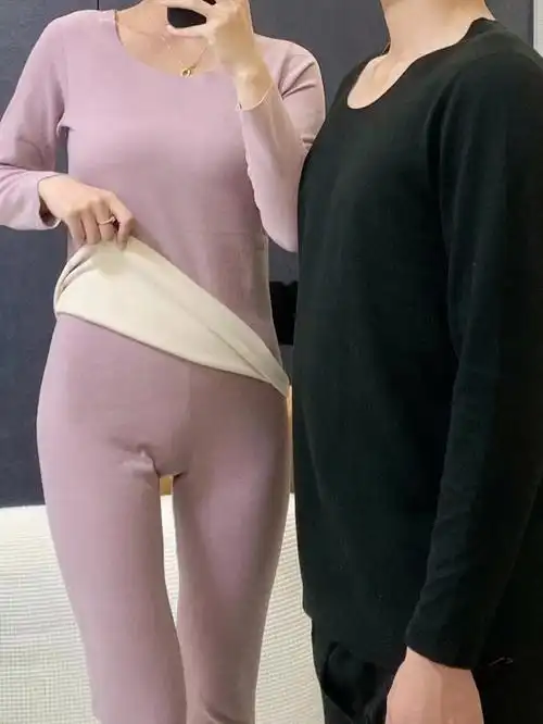 首先这套保暖衣不会厚重,手感很柔软●穿上身是比较贴身,不会显得臃肿